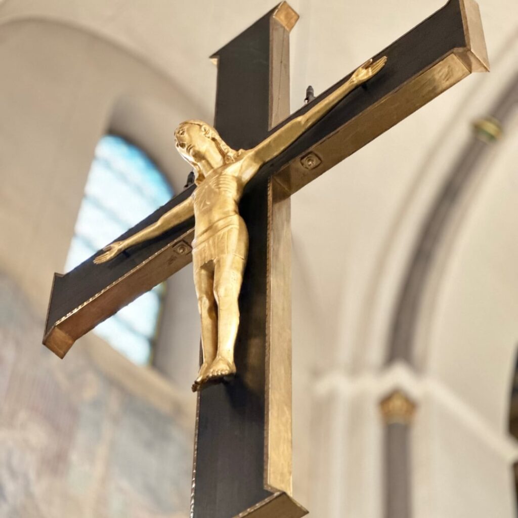 Bild zeigt das Kreuz mit Jesusfigur, dass im Hamburger St. Marien-Dom über dem Altar hängt.