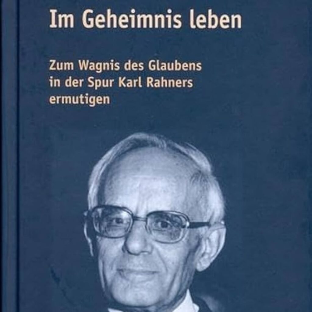 Bild zeigt einen Ausschnitt des Buch-Covers mit einem Porträt von Karl-Rahner. Texte: Im Geheimnis leben. Zum Wagnis des Glaubens in der Spur Karl Rahners ermutigen.