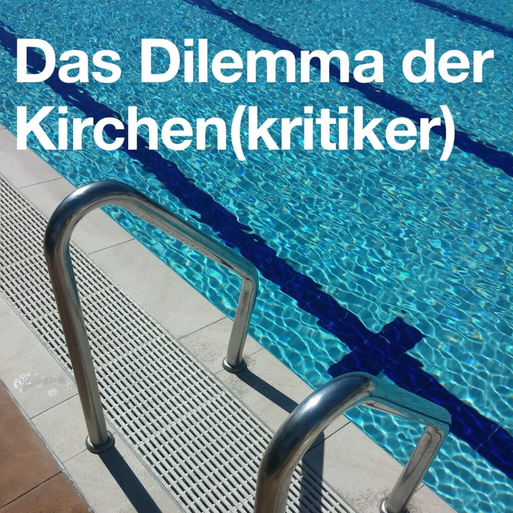 Bild zeigt den Ausschnitt eines Schwimmbades, Beckenrand, mit einer Leiter, die ins Wasser führt. Text: Das Dilmma der Kirchen(Kritiker).