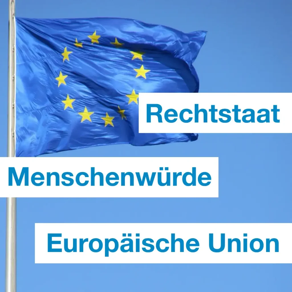 Das Bild zeigt eine Fahne der Europäischen Union, die vor einem blauen Himmel im Wind weht. Zusätzlicher Text: "Rechtsstaat. Menschenwürde. europäische Union."