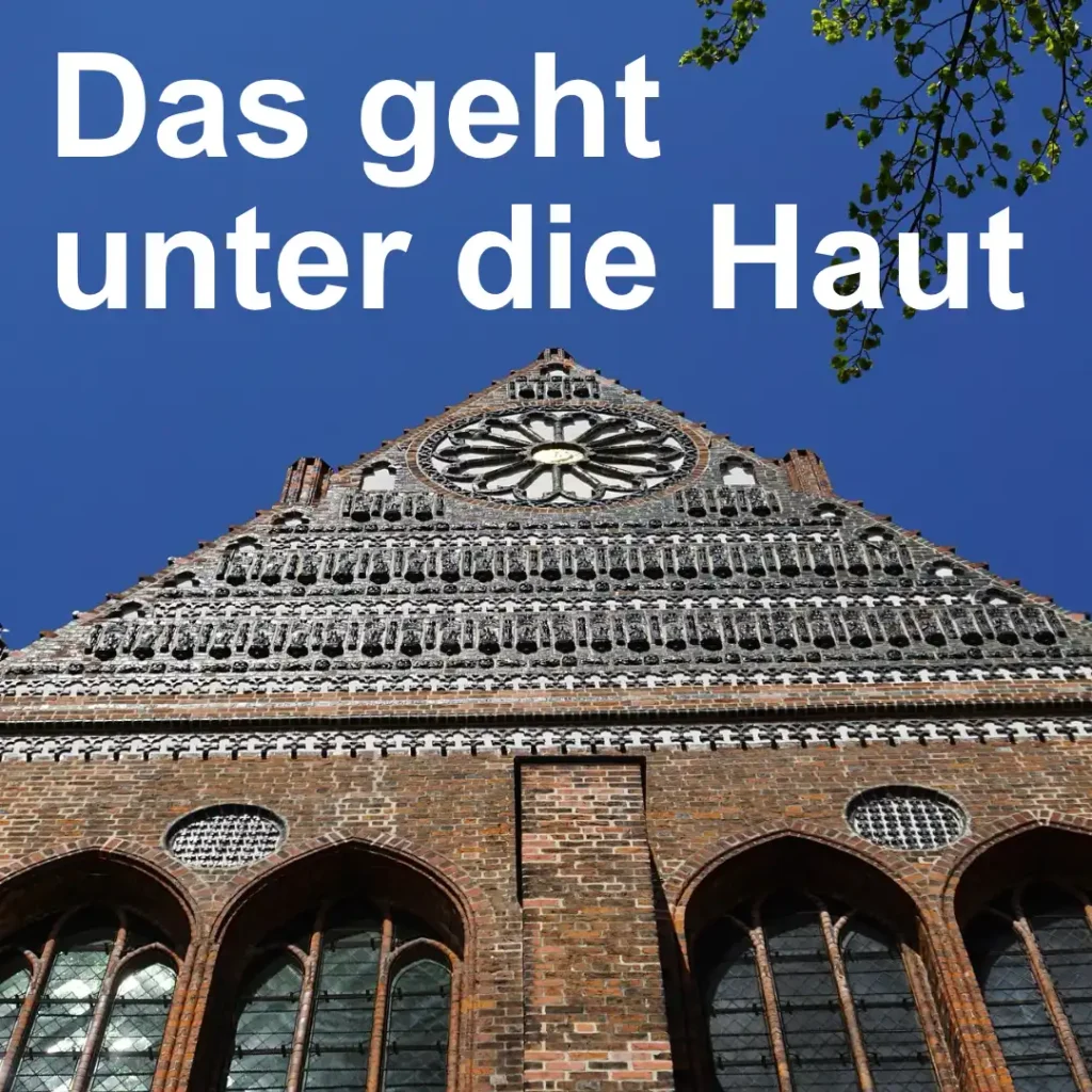 Das Bild zeigt das Seitenschiff der Nikolai-Kirche in Wismar vor blauem Himmel. Text: Das geht unter die Haut.