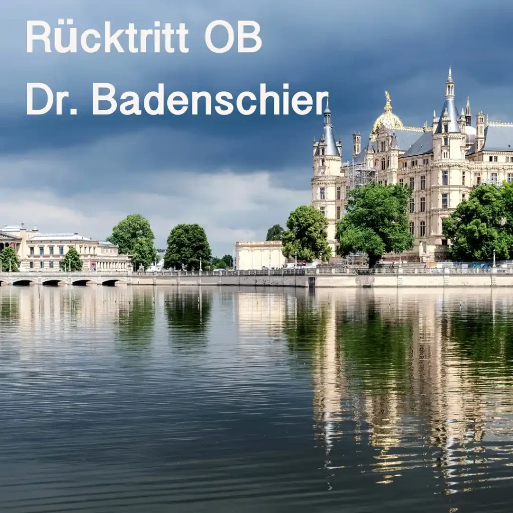 Das Bild zeigt ein Panorama der Stadt Schwerin, mit Wasser und Gebäuden in der Innenstadt. Text: "Rücktritt Oberbürgermeister Dr. Badenschgier".
