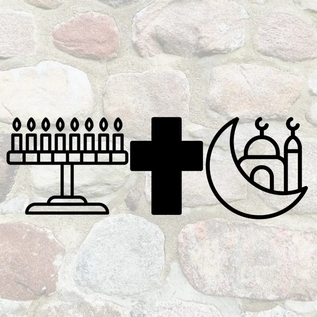 Im Hintergrund etwas verschwommen, eine Wand aus groben Natursteinen. Im Vordergrund drei Icons: 1. Jüdischer Leuchter. 2. Christliches Kreuz. 3. Halbmond mit Moschee.
