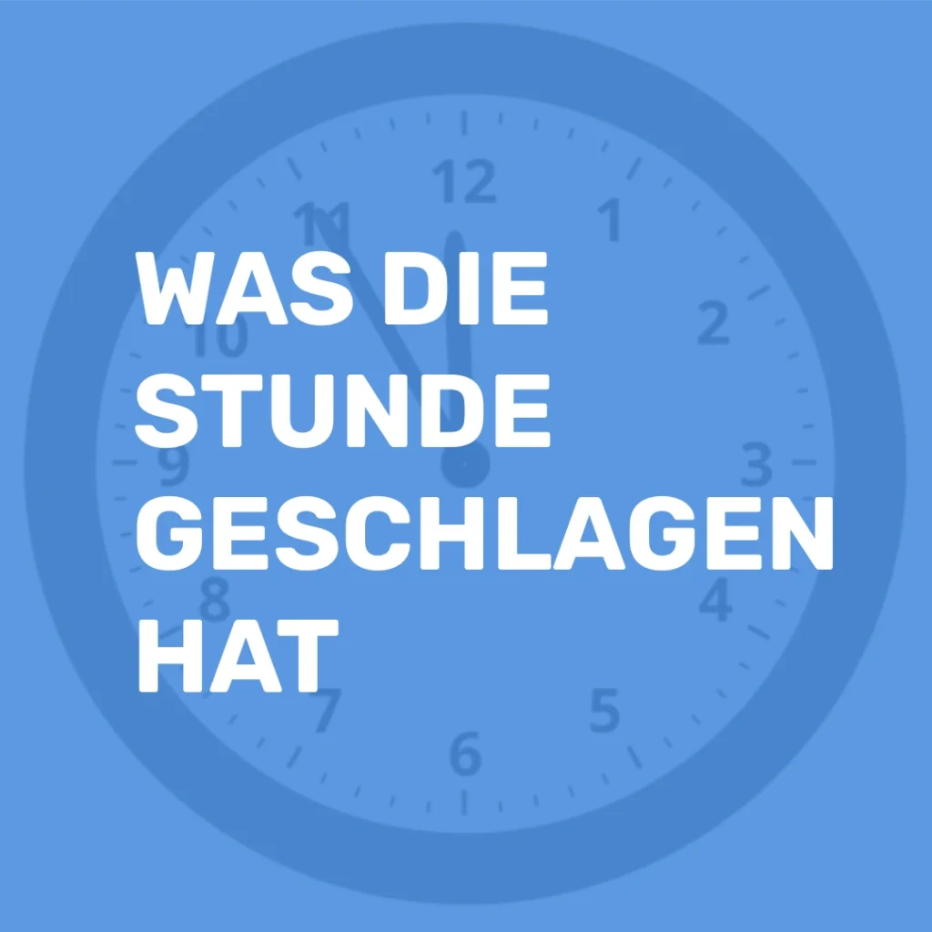 Das Bild zeigt im Hintergrund eine analoge Uhr, deren Zeiger auf 11:55 Uhr, also fünf vor zwölf stehen. Davor der Text: "Was die Stunde geschlagen hat".