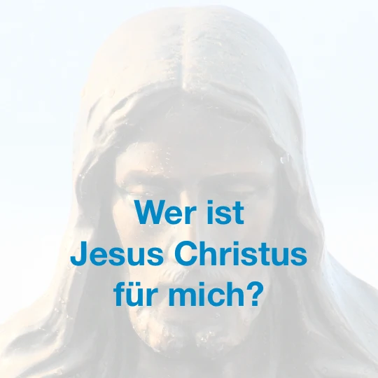 Das Bild zeigt im Hintergrund Jesus Christus. Text: "Wer ist Jesus Christus für mich?".