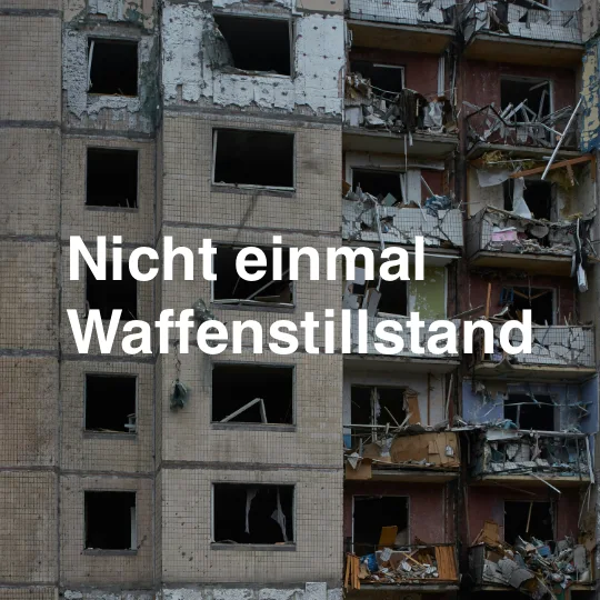 Das Bild zeigt ein mehrgeschossiges Wohnhaus, das durch Raketen- oder Drohnenbeschuss teilweise zerstört wurde. Text: "Nicht einmal Waffenstillstand".