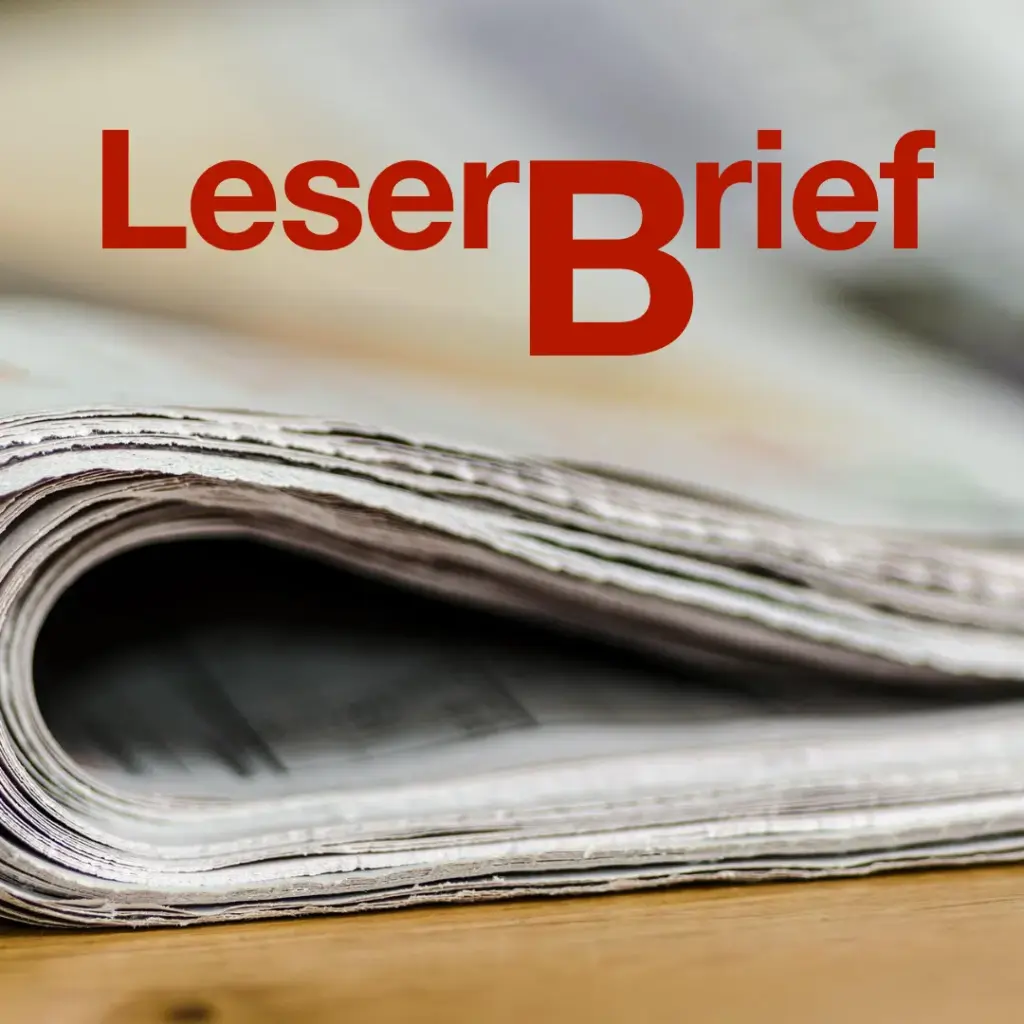 Das Bild zeigt eine zusammengeklappte Zeitung auf einem Holztisch. Text: "Leserbrief".