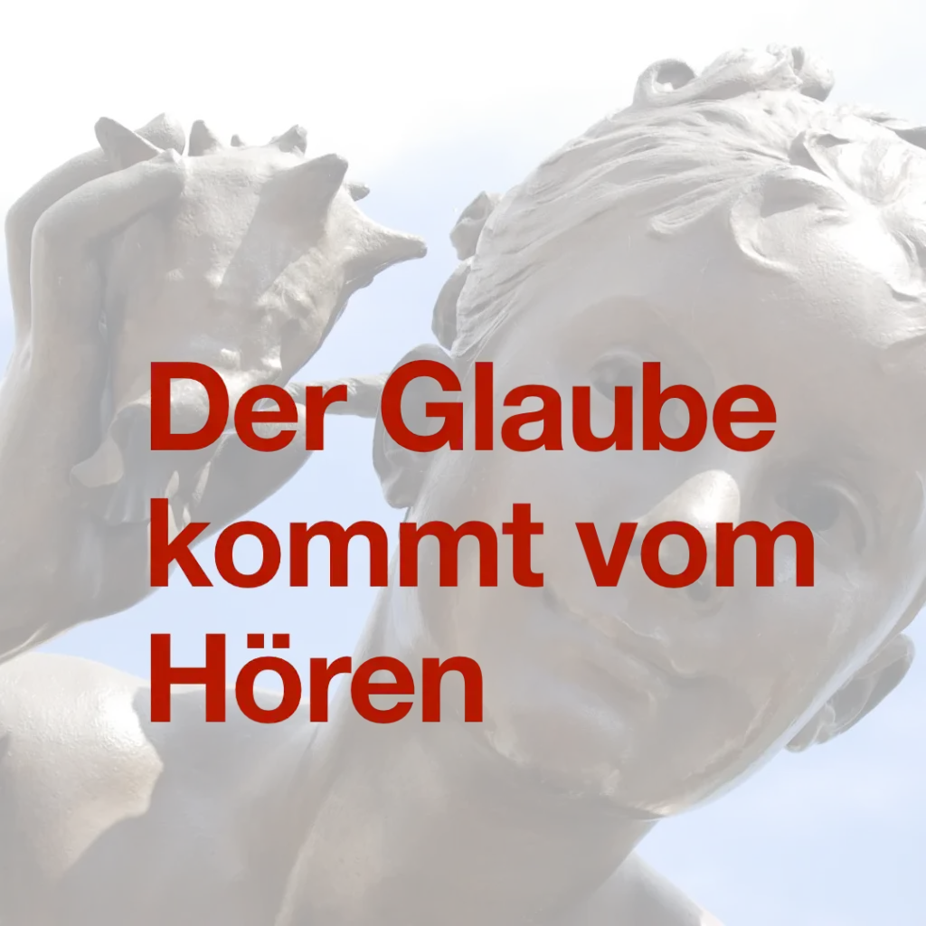Im Hintergrund ist eine Figur / Skulptur sichtbar. Ein Mensch, der eine Meeresmuschel an sein rechtes Ohr hält. Text: "Der Glaube kommt vom Hören".