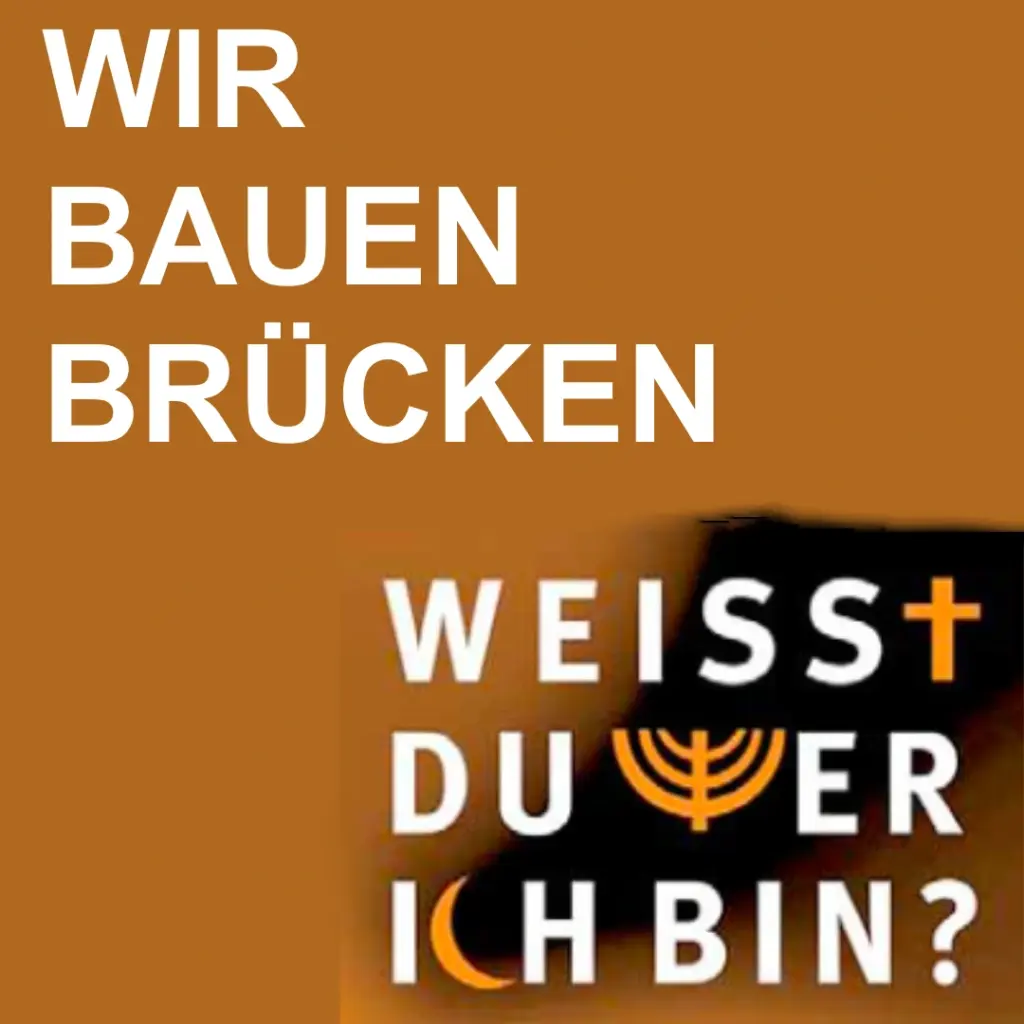 Das Bild zeigt auf braun-orangefarbenem Hintergrund den Text: "Wir bauen Brücken" und "Weisst Du wer ich bin?" Bei dem letzten Satz ist das t in weisst als christliches Kreuz abgebildet. Das W in wer als jüdischer Leuchter "Menora" und das C im Wort ich als muslimischer Halbmond.